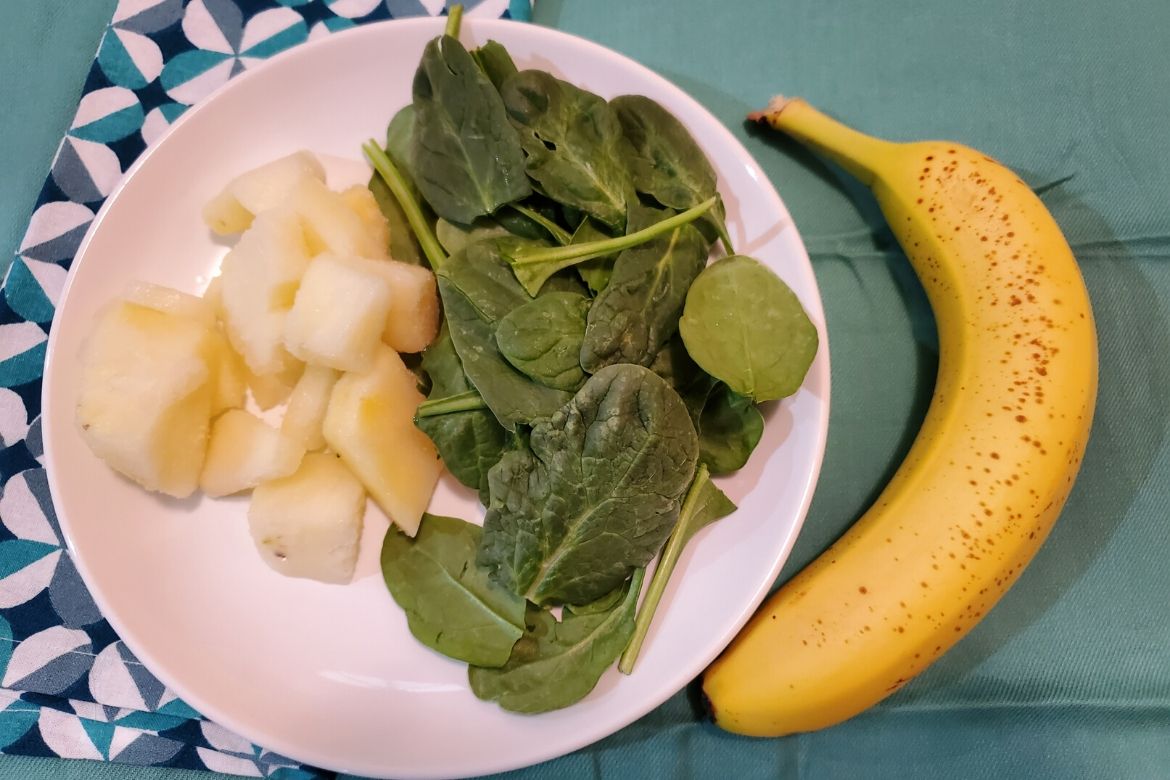 Pineapple spinach smoothie bowl ingredients