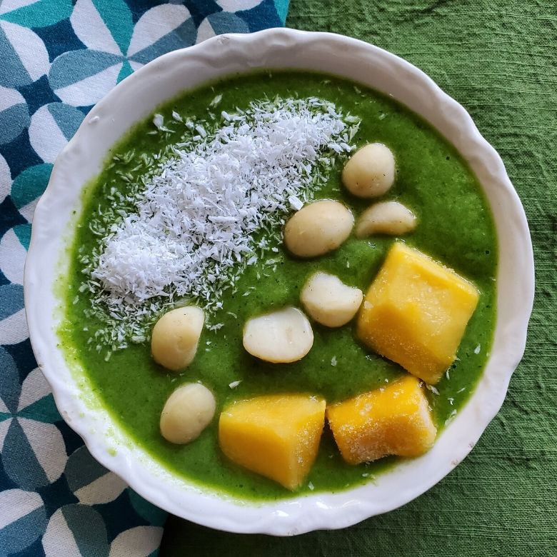 Pineapple spinach smoothie bowl